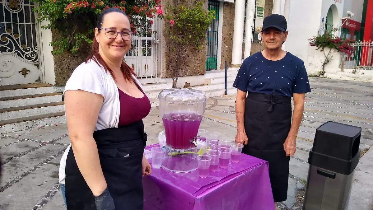 Regalan agua al contingente 1